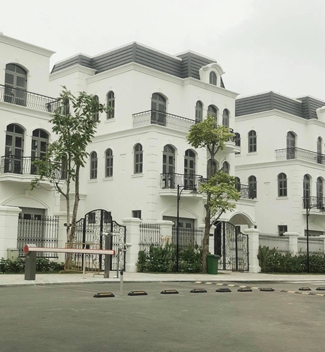 Giữa năm 2019, Tuấn Hưng mua căn biệt thự tọa lạc trong khu đô thị sang trọng tại Hà Nội. Tuy nhiên, đến đầu năm 2020, gia đình anh mới chuyển vào đây sinh sống.
