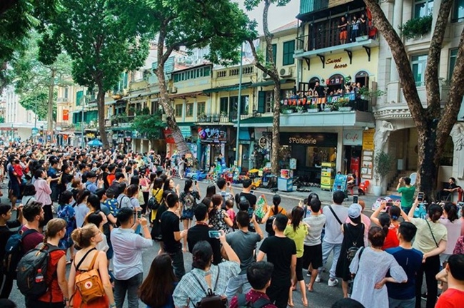 Căn nhà tại phố cổ Hà Nội đã trở thành địa điểm lý tưởng cho những ai yêu thích nhạc của Tuấn Hưng khi anh thường xuyên đứng ở ban công để biểu diễn tặng người hâm mộ.
