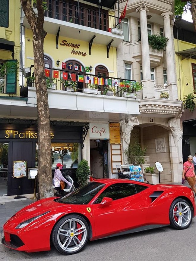 Căn nhà riêng của anh nằm ở phố Hàng Khay - Hoàn Kiếm - Hà Nội có thiết kế cổ điển, màu sơn trang nhã và tinh tế với hàng chữ "Sweet home". Bên dưới căn nhà là chiếc siêu xe Ferrari màu đỏ hơn 15 tỷ đồng được Tuấn Hưng "tậu" vào năm 2017.
