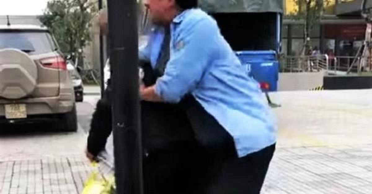 Tin tức trong ngày - Ngăn khách lên xe buýt dù, nam thanh niên bị đánh túi bụi