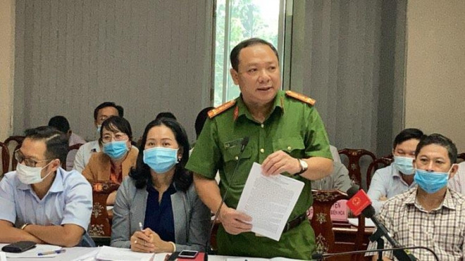 Đại tá Lê Quang Nhân thông tin tại buổi họp