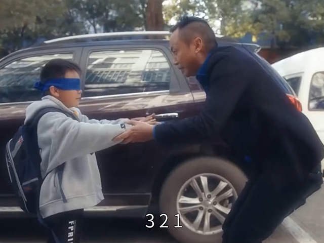 Clip hài hước - Chàng trai phát hiện sự thật "động trời" về trò chơi thuở bé cùng bố