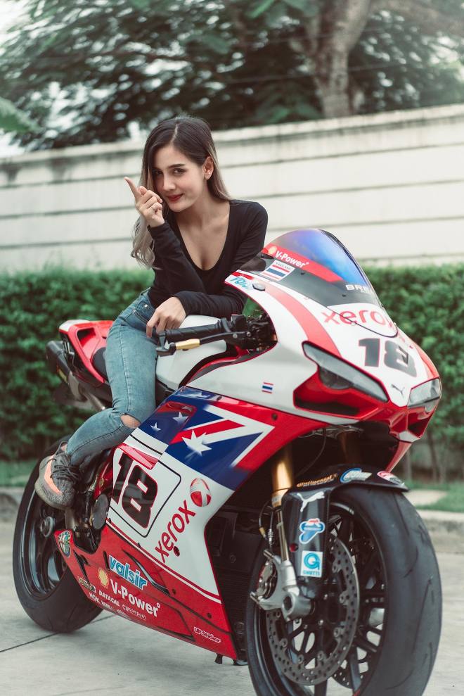 Ngắm người đẹp tạo dáng bên môtô Ducati đốn tim phái mạnh