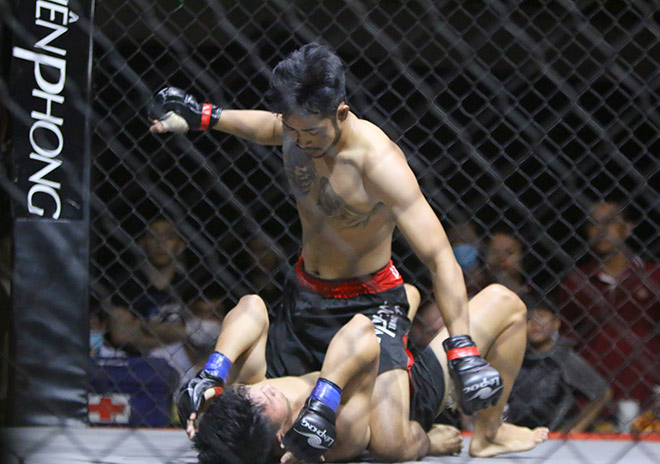 Võ sĩ MMA Ngọc Cảnh thắng đối thủ Tây tại võ đường Johnny Trí Nguyễn - 1