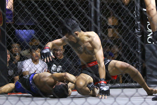 Võ sĩ MMA Ngọc Cảnh thắng đối thủ Tây tại võ đường Johnny Trí Nguyễn - 11