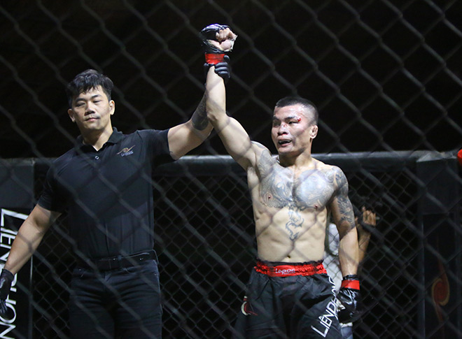 Võ sĩ MMA Ngọc Cảnh thắng đối thủ Tây tại võ đường Johnny Trí Nguyễn - 8