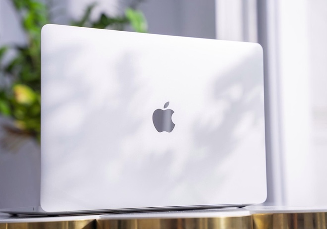 MacBook Air M1 màu bạc.