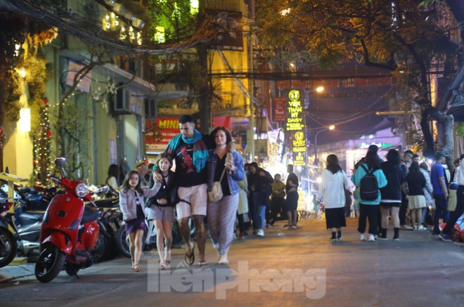 Du khách đi bộ trên phố cổ Hà Nội