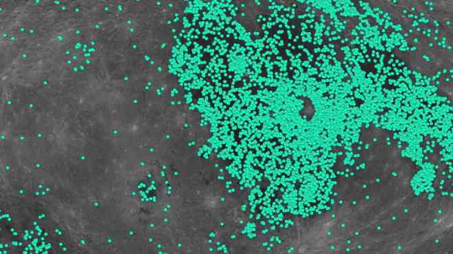 Hình ảnh cho thấy hàng loạt chấm xanh lục là các hố va chạm cỡ nhõ trên bề mặt mặt trăng - Ảnh: CHANG YENG
