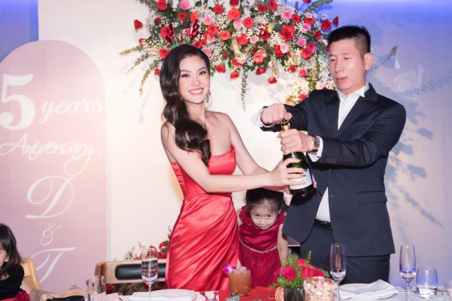 Dàn Hoa, Á hậu diện sắc đỏ nóng bỏng dự tiệc kỷ niệm 5 năm ngày cưới Á hậu Diễm Trang - 1