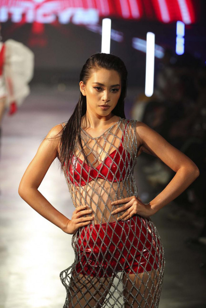 Hoa hậu Tiểu Vy mặc váy lưới xuyên thấu khoe đường cong &#39;cực phẩm&#39; trên sàn catwalk - 3