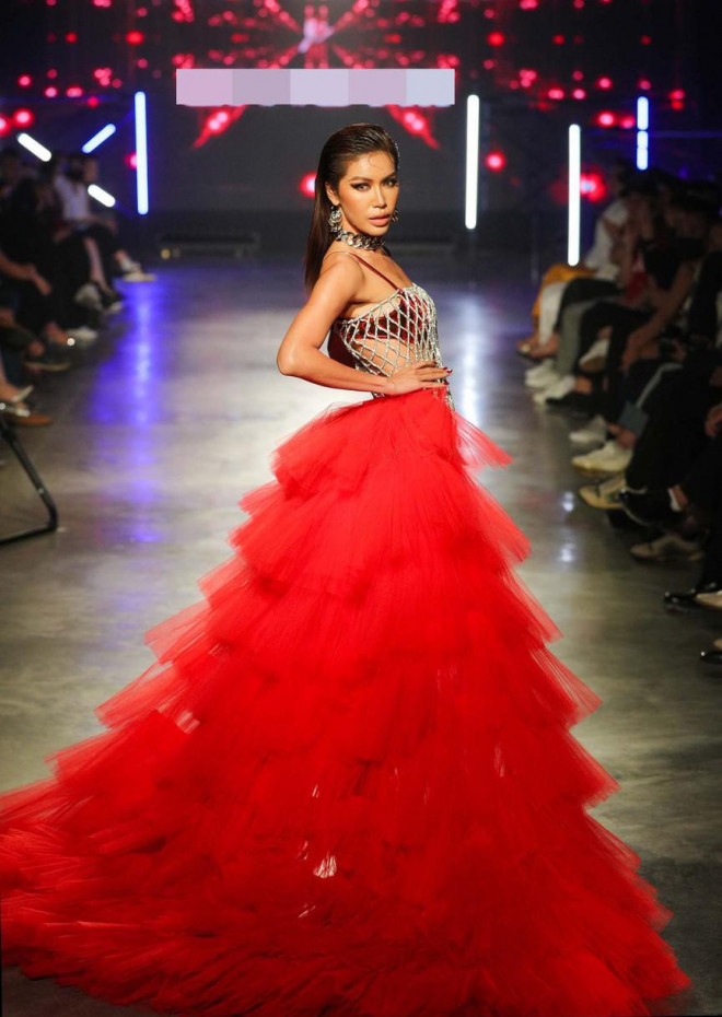 Hoa hậu Tiểu Vy mặc váy lưới xuyên thấu khoe đường cong &#39;cực phẩm&#39; trên sàn catwalk - 5
