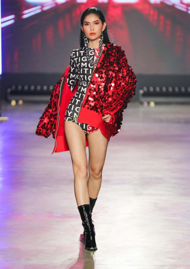 Hoa hậu Tiểu Vy mặc váy lưới xuyên thấu khoe đường cong &#39;cực phẩm&#39; trên sàn catwalk - 7