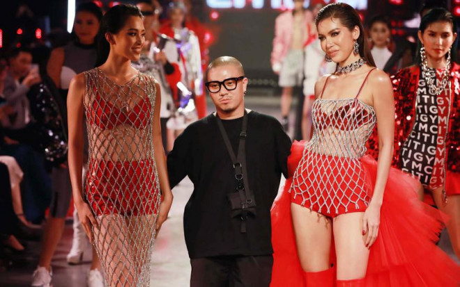 Hoa hậu Tiểu Vy mặc váy lưới xuyên thấu khoe đường cong &#39;cực phẩm&#39; trên sàn catwalk - 9
