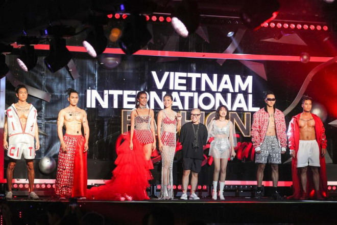 Hoa hậu Tiểu Vy mặc váy lưới xuyên thấu khoe đường cong &#39;cực phẩm&#39; trên sàn catwalk - 10