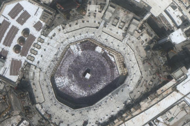 Thánh đường Hồi giáo Grand Mosque ở
Mecca đông nghẹt hồi tháng 2. Ảnh: Maxar