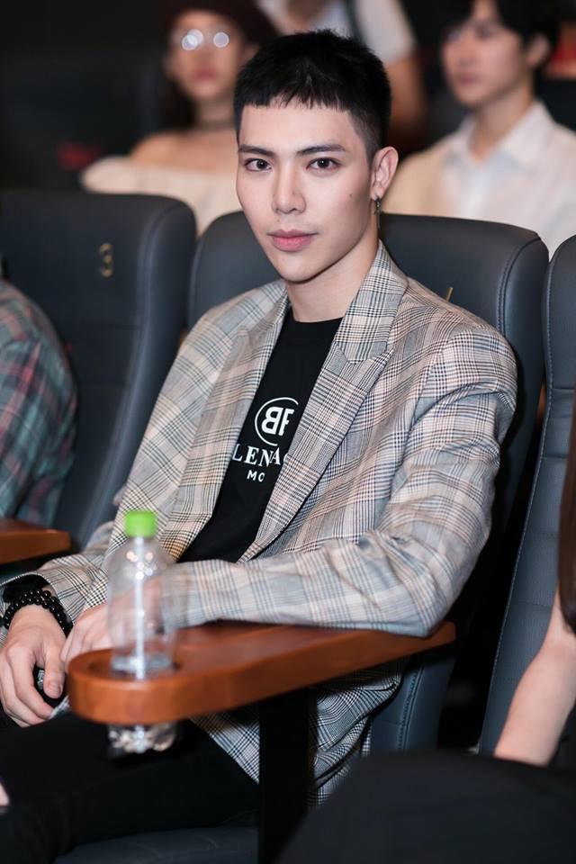 Erik đã thành một quý ông lịch lãm