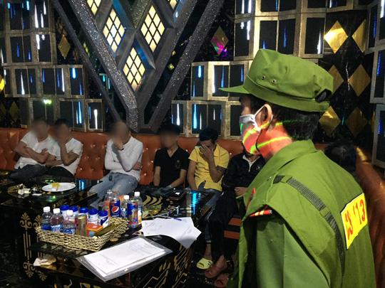 Nhiều thanh niên vào quán karaoke dùng ma túy Ảnh: XUÂN MAI