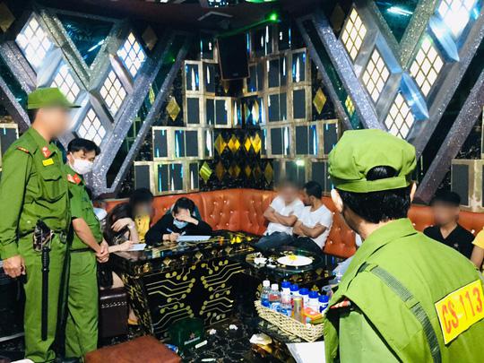 Thời gian qua, lực lượng Công an tỉnh Quảng Nam liên tục phát hiện các thanh niên vào quán karaoke dùng ma túy Ảnh: XUÂN MAI