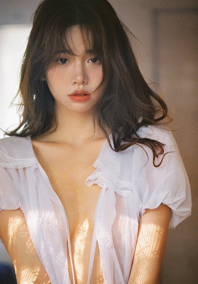 Người đẹp gây mê bởi vẻ đẹp thanh xuân mơn mởn khi chọn diện những bộ trang phục mỏng như cánh chuồn.
