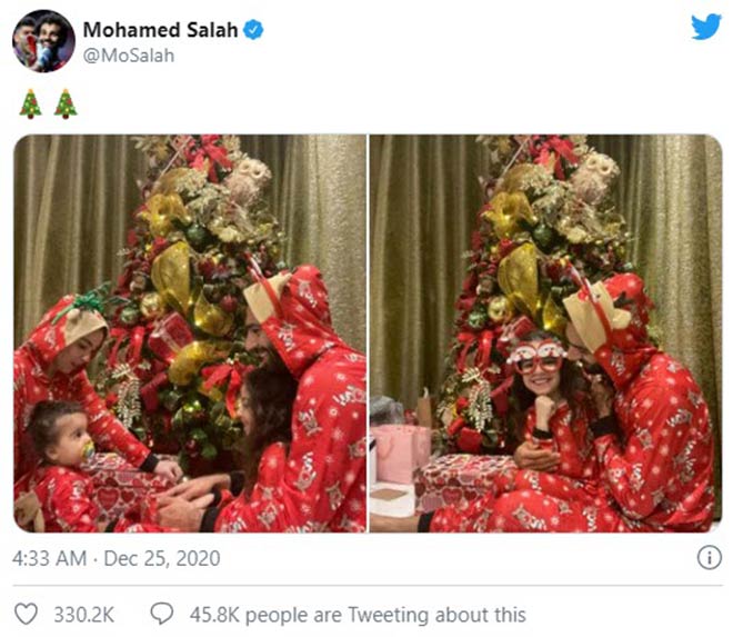 Salah đăng ảnh cùng các con mình bên cây thông Giáng sinh