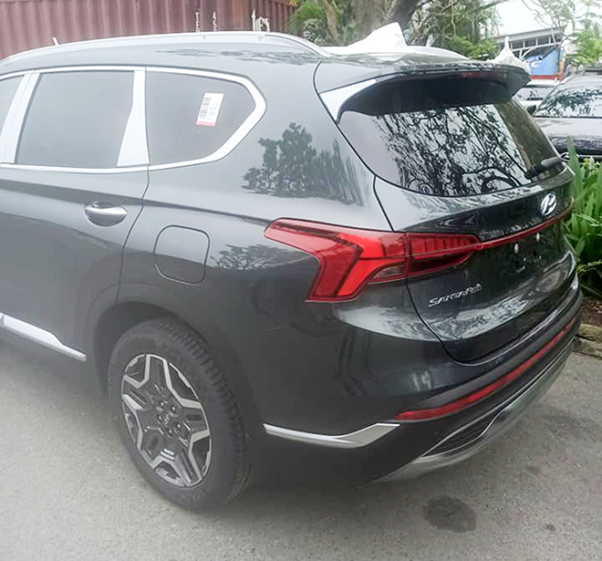 Ảnh thực tế Hyundai Santa Fe 2021 thứ hai về Việt Nam với màu ngoại thất lạ - 2