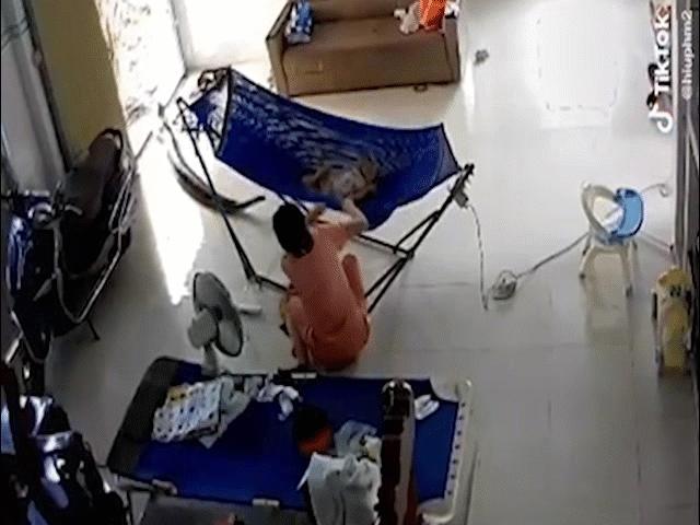 Phi thường - kỳ quặc - Đang ru con ngủ, người mẹ bỗng bế thốc đứa nhỏ bỏ chạy, nhìn xuống đất ai cũng "chết ngất"