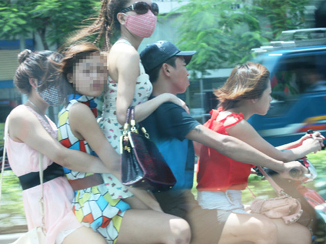 Tranh vui - Bàng hoàng khi bắt gặp muôn kiểu "người vận chuyển" trên đường phố