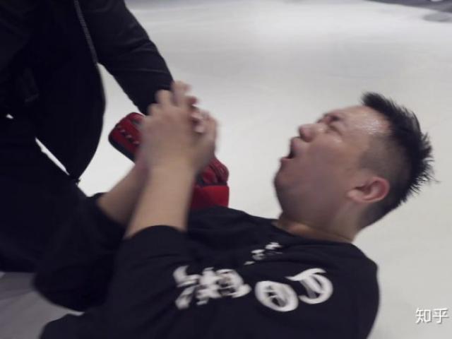 “Đệ nhất Thiếu Lâm” Yi Long đánh đối thủ phải chắp hai tay "xin tha"
