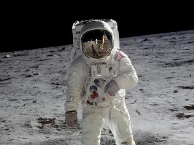 Du lịch - Ai là người từng đánh golf trên Mặt Trăng?