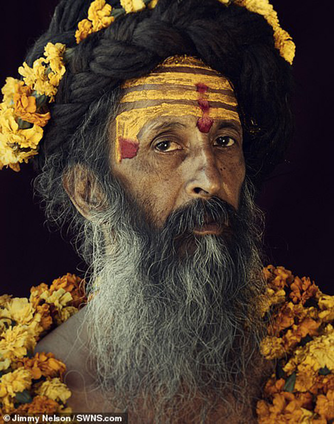 Bộ tộc Sadhus ở Ấn Độ: Họ mặc quần áo màu cam tượng trưng cho màu của ngọn lửa. Người Sadhus thường vẽ mặt với nhiều màu sắc khác nhau, tượng trưng cho vị thần mà họ chọn để hiến dâng bản thân.
