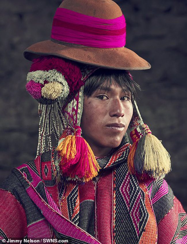 Bộ tộc Q'eros ở Peru: Đây là cộng đồng Inca cuối cùng trên đất nước này sống ở Qochamoqo, gần 4.400 mét trên mực nước biển. 
