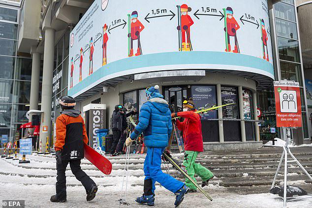 Khoảng 200 trong số 420 du khách Anh đã bỏ trốn khỏi khu nghỉ mát trượt tuyết sang trọng Verbier. Ảnh: EPA