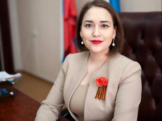 Thế giới - Ngắm vẻ đẹp của nữ bộ trưởng khiến nghị sĩ Nga "không thể tập trung" khi họp