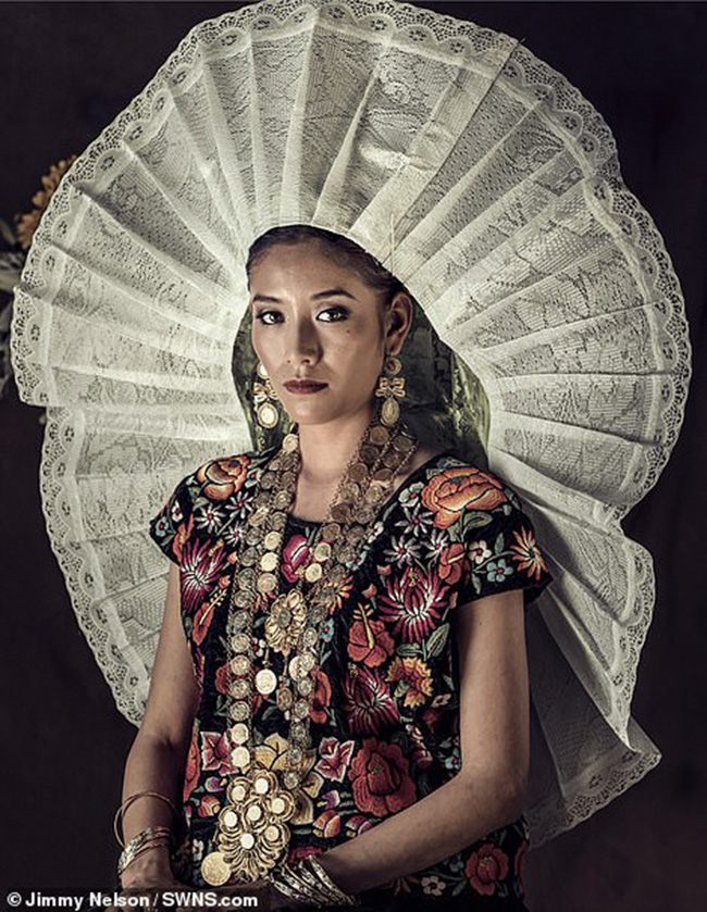 Tehuanas thuộc bộ tộc Oaxaca ở Mexico: Bộ tộc này có niên đại 2.000 năm trước Công nguyên. Người dân thuộc bộ tộc của cô ấy vẫn chiếm 48% dân số trong vùng.  
