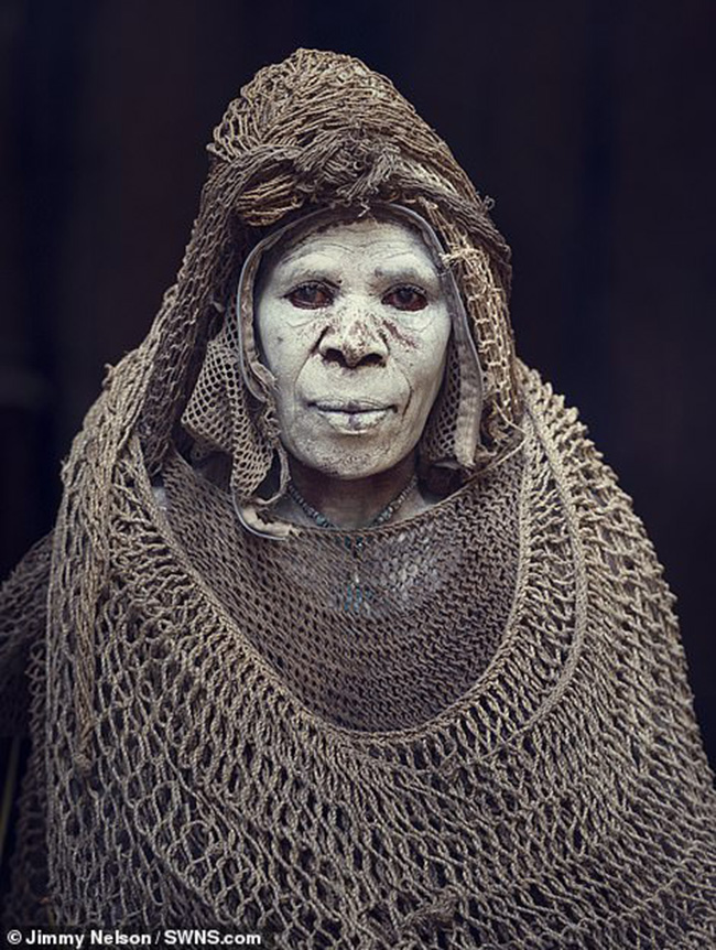 Bộ tộc Huli ở Papua New Guinea: Phụ nữ ở đây thường mặc một tấm vải lưới dày và khuôn mặt được sơn màu trắng; người dân tranh giành lãnh thổ và đàn lợn và được biết là đã nỗ lực rất nhiều với trang phục của họ để khiến kẻ thù khiếp sợ.
