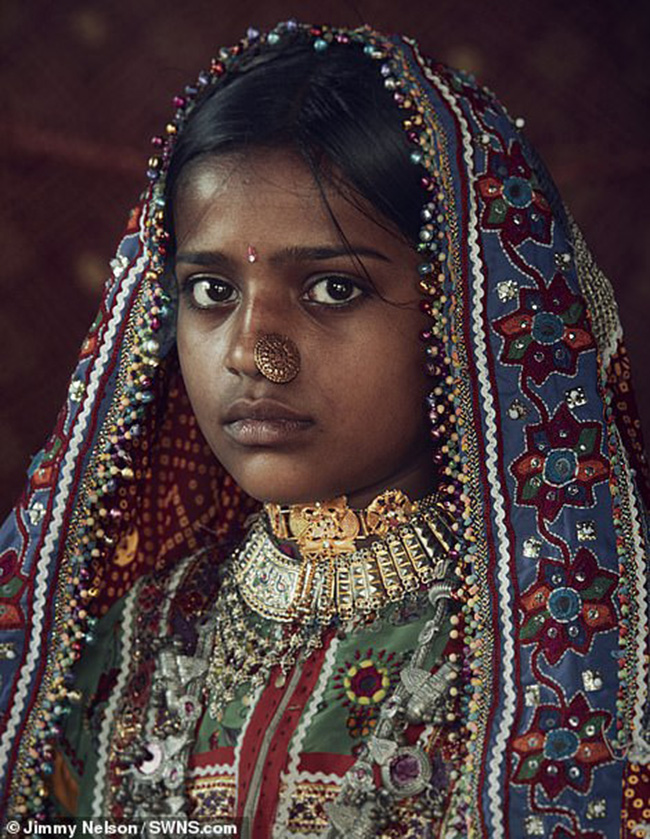 Bộ tộc Mir ở Ấn Độ: Nhiều phụ nữ của cộng đồng Mir sống ở bang Gujarat, tây bắc Ấn Độ, một vùng đất khô cằn giáp với Pakistan. Nhóm chủ yếu là người Hồi giáo này mặc đồ trang sức tự thêu và quần áo phức tạp, làm bằng tay và kẻ mắt bằng than.  
