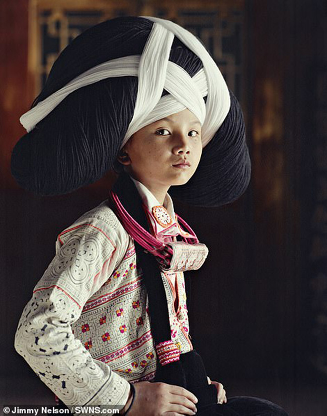 Bộ tộc Longhorn Miao ở Trung Quốc: Phụ nữ ở đây đeo những chiếc mũ đội đầu ấn tượng được làm bằng cách quấn những sợi len quanh chiếc lược gỗ hình sừng lớn. 

