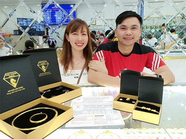 Khách hàng vô cùng hài lòng khi mua trang sức tại Kim Phát Hiệp Thành Jewelry