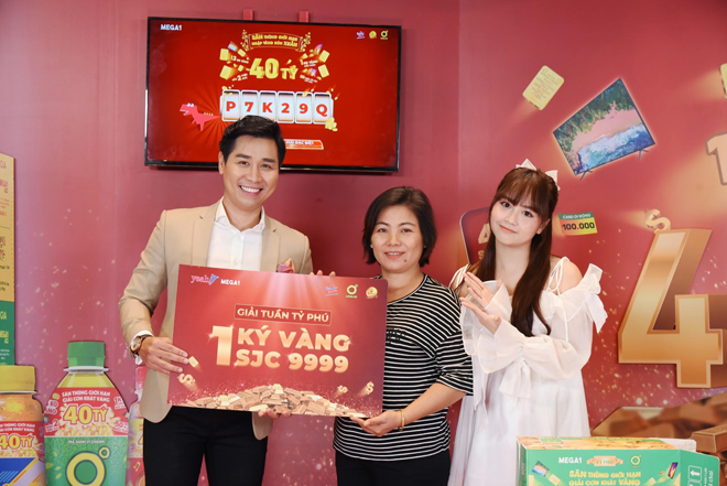 Chị Thu Hương vui mừng nhận phần quà 1kg vàng từ chương trình