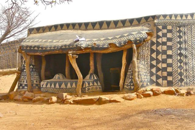 Ngôi làng kỳ quái ở châu Phi với những hoạ tiết bí ẩn - 1