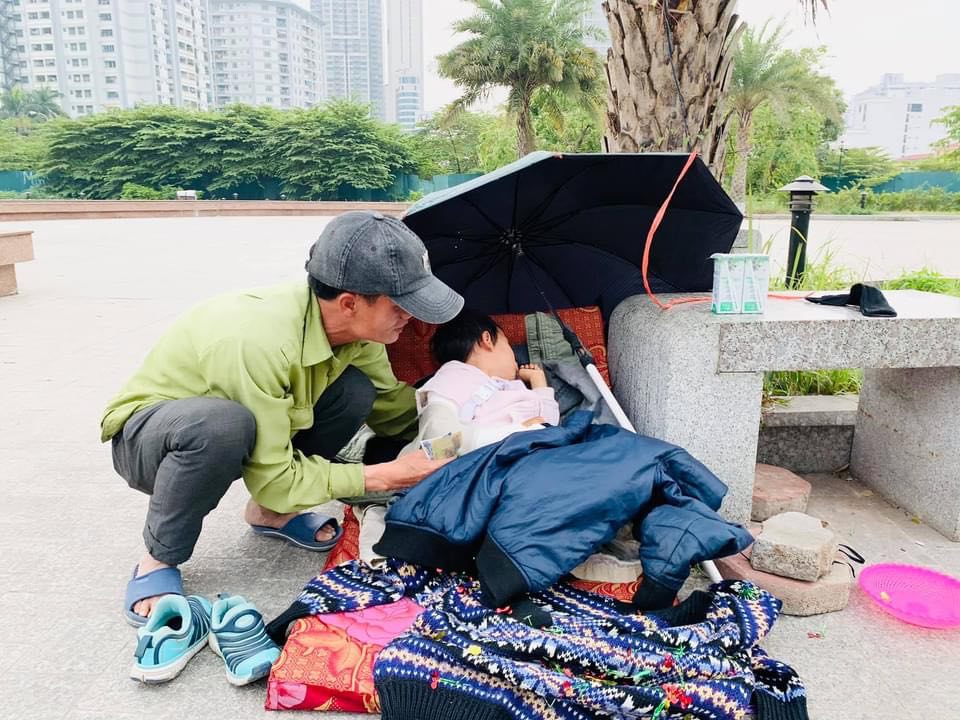 Anh Hùng để con gái nằm trong công viên
