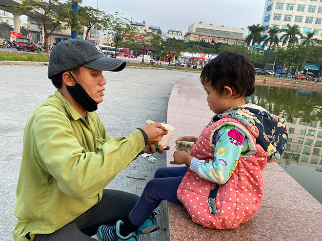 Ông bố đơn thân chăm chút con từng thìa cháo