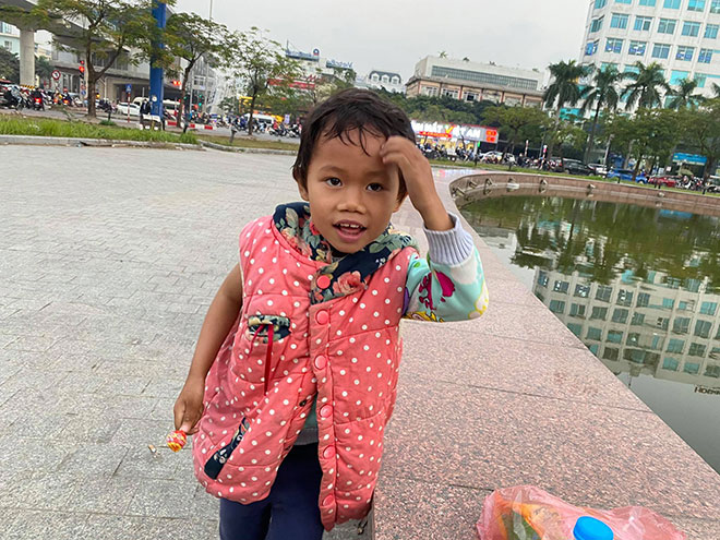 Cô bé chơi tha thẩn trong công viên