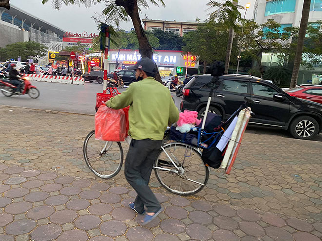 Hằng ngày, hai bố con đạp chiếc xe đạp đi làm