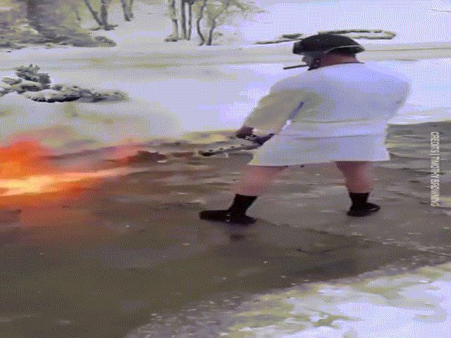Phi thường - kỳ quặc - Video: Người đàn ông dọn băng tuyết trước nhà bằng cách "độc" chưa từng thấy
