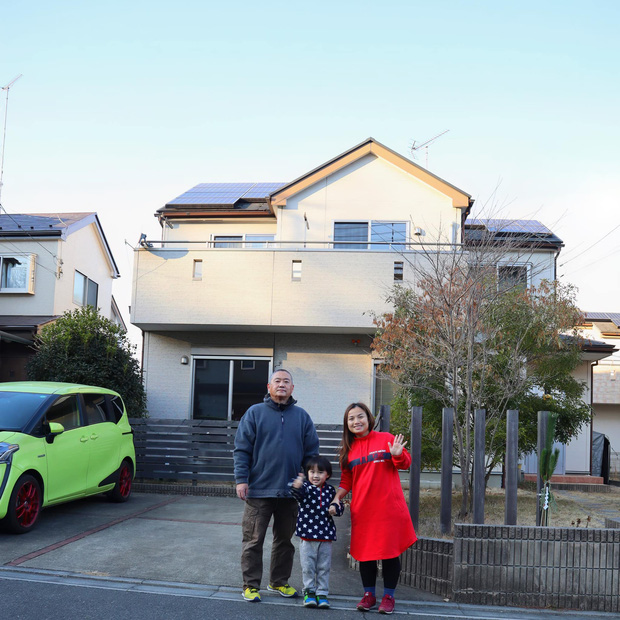 Quỳnh Trần JP hạnh phúc chia sẻ hình ảnh cả gia đình trước căn nhà mới tậu ở Nhật.
