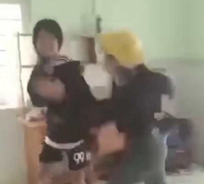 Clip: Nữ sinh bị đánh đập, bắt quỳ gây xôn xao mạng xã hội