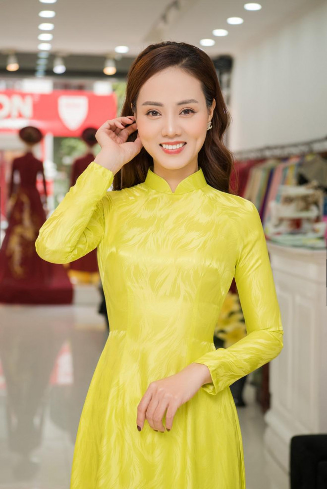 Bạn gái NSND Công Lý xinh đẹp hút hồn khi đi thử áo dài cưới ngay trước hôn lễ - 3