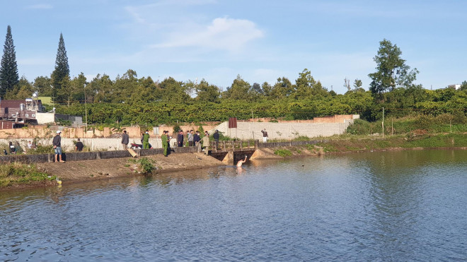 Hồ Nam Phương (phường Lộc Phát, TP Bảo Lộc) nơi phát hiện thi thể nạn nhân nổi trên mặt nước.
